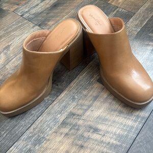 UNIVERSAL THREAD | 9.5 NWOT Tan leather clogs Elegant Tan Block Heel Mules